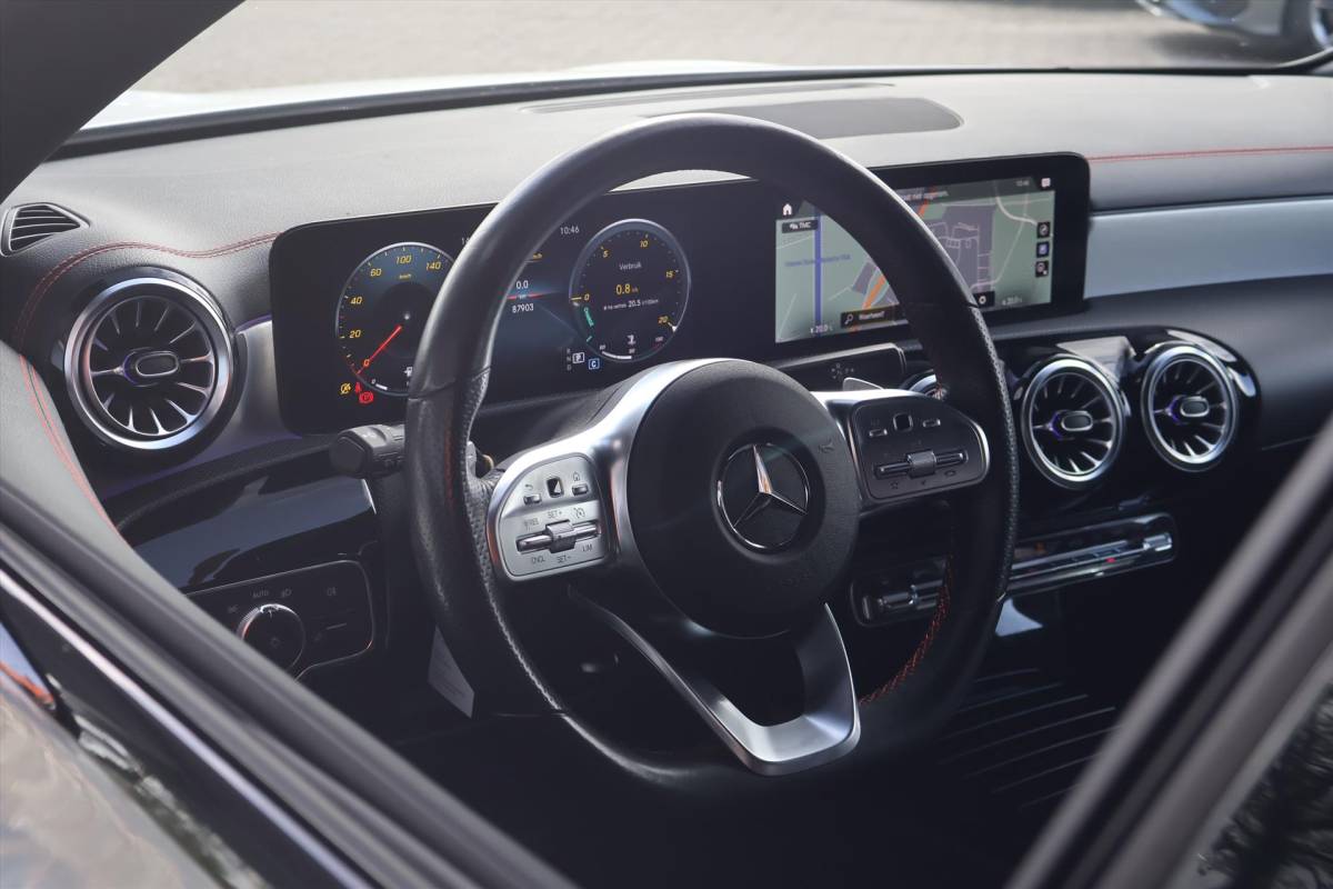 Mercedes-Benz CLA Mercedes CLA Coupé 180 AMG-Line 136pk | Carplay | Cruise | Climate | Navigatie | Sfeer | Stoelverwarming | Camera | Virtual