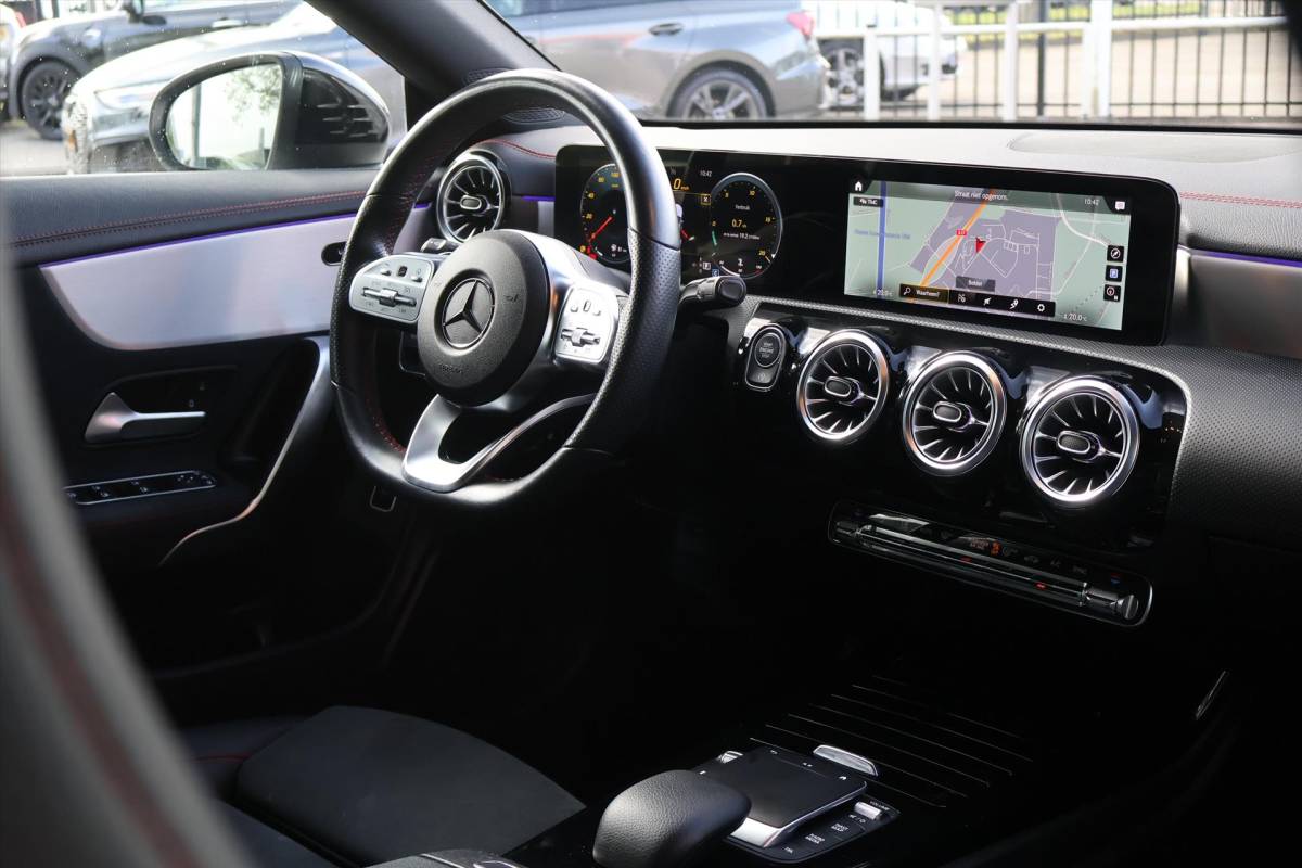Mercedes-Benz CLA Mercedes CLA Coupé 180 AMG-Line 136pk | Carplay | Cruise | Climate | Navigatie | Sfeer | Stoelverwarming | Camera | Virtual