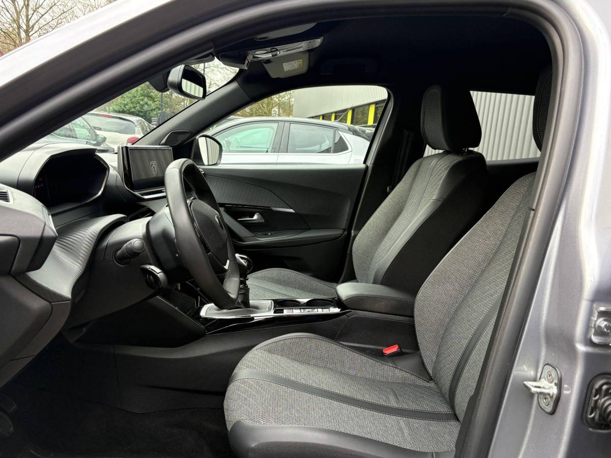 Peugeot 2008 Peugeot 2008 1.2 PureTech 100 Allure Groot Navigatie Led Camera Carplay Stoelverwarming
