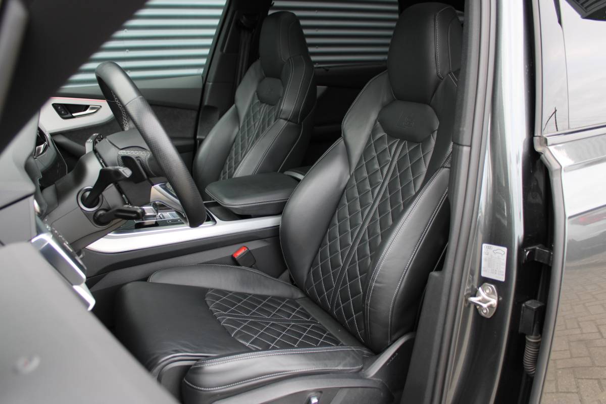 Audi Q7 Audi Q7 55 TFSI e quattro S-Line Full-LED Panoramadak Elek-Trekhaak RS-Zetels