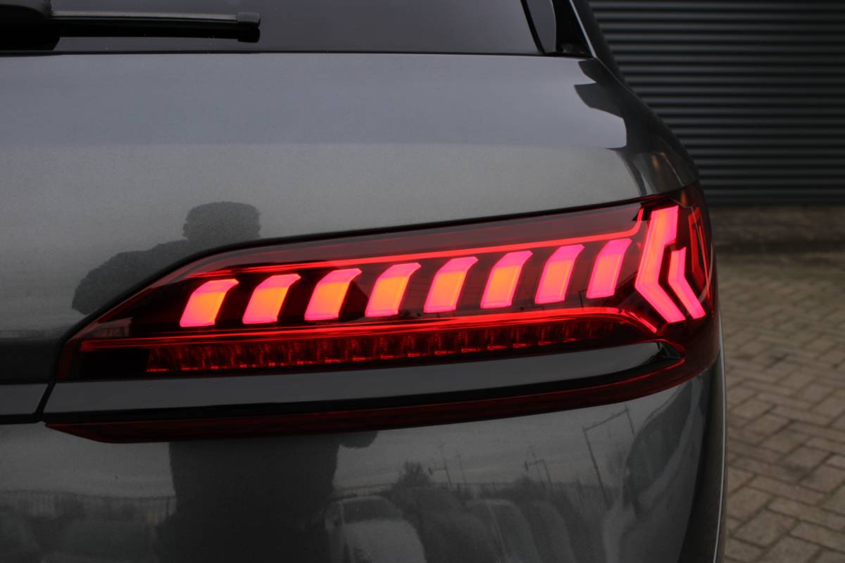 Audi Q7 Audi Q7 55 TFSI e quattro S-Line Full-LED Panoramadak Elek-Trekhaak RS-Zetels