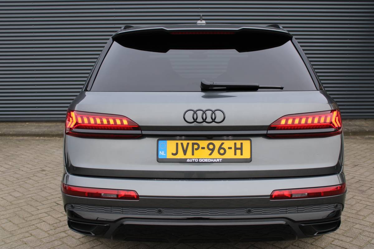 Audi Q7 Audi Q7 55 TFSI e quattro S-Line Full-LED Panoramadak Elek-Trekhaak RS-Zetels