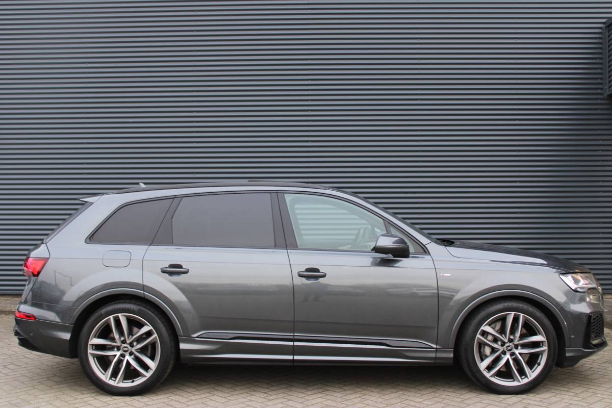 Audi Q7 Audi Q7 55 TFSI e quattro S-Line Full-LED Panoramadak Elek-Trekhaak RS-Zetels