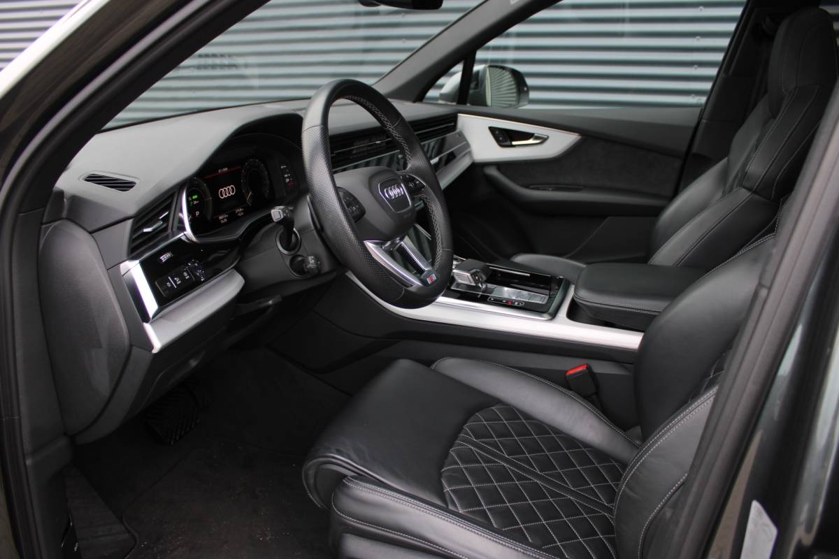 Audi Q7 Audi Q7 55 TFSI e quattro S-Line Full-LED Panoramadak Elek-Trekhaak RS-Zetels