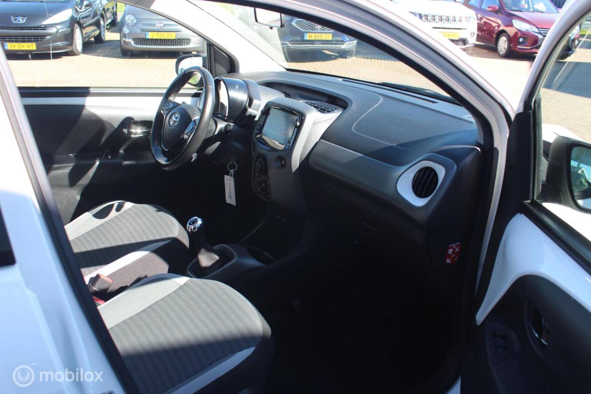 Toyota Aygo Toyota Aygo 1.0 VVT-i X-play Airco/Carplay/Camera/Led/NAP