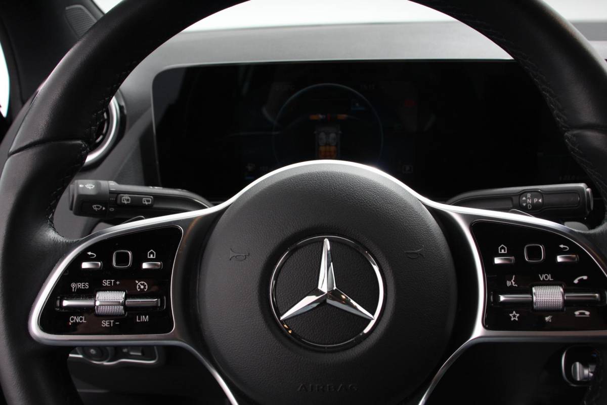 Mercedes-Benz GLA Mercedes-Benz GLA-klasse 200 163pk Automaat Progressive Navigatie Climate Control Camera Parkeer sensoren Stoelverwarming DAB Lichtmetalen velgen 18″ Electrisch bedienbare achterklep