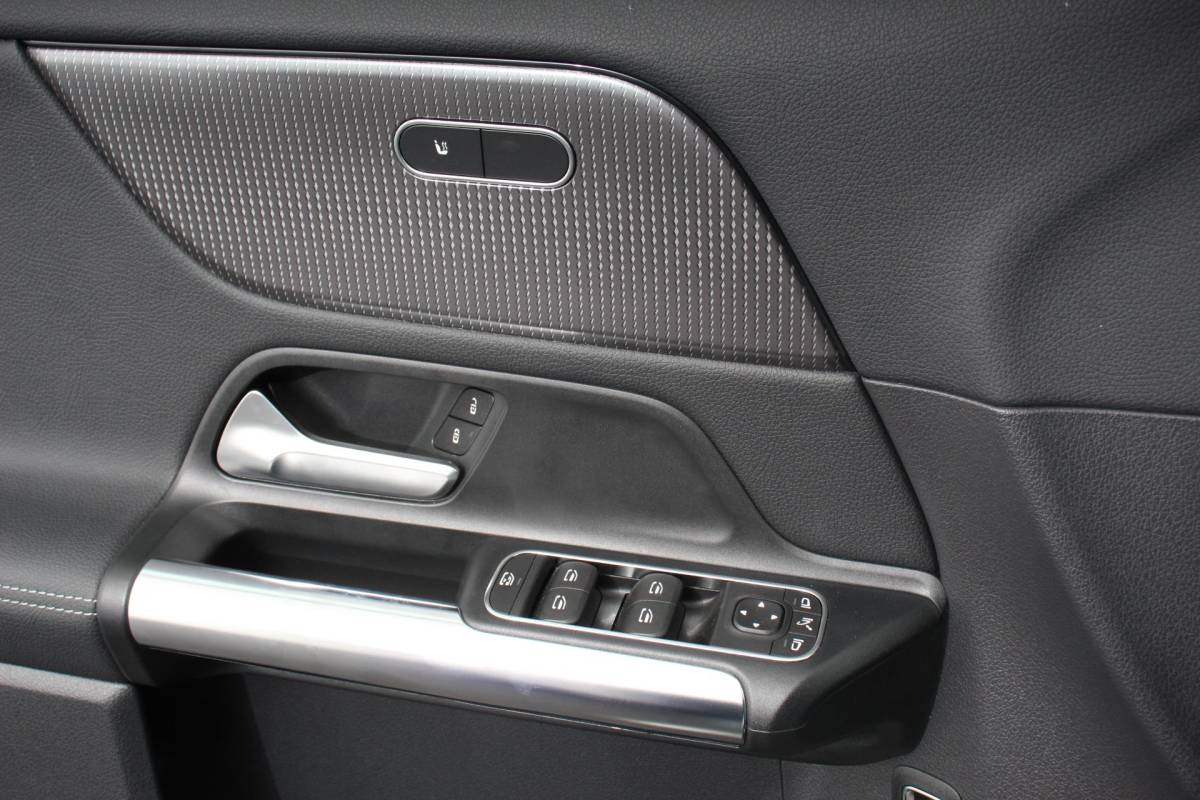 Mercedes-Benz GLA Mercedes-Benz GLA-klasse 200 163pk Automaat Progressive Navigatie Climate Control Camera Parkeer sensoren Stoelverwarming DAB Lichtmetalen velgen 18″ Electrisch bedienbare achterklep