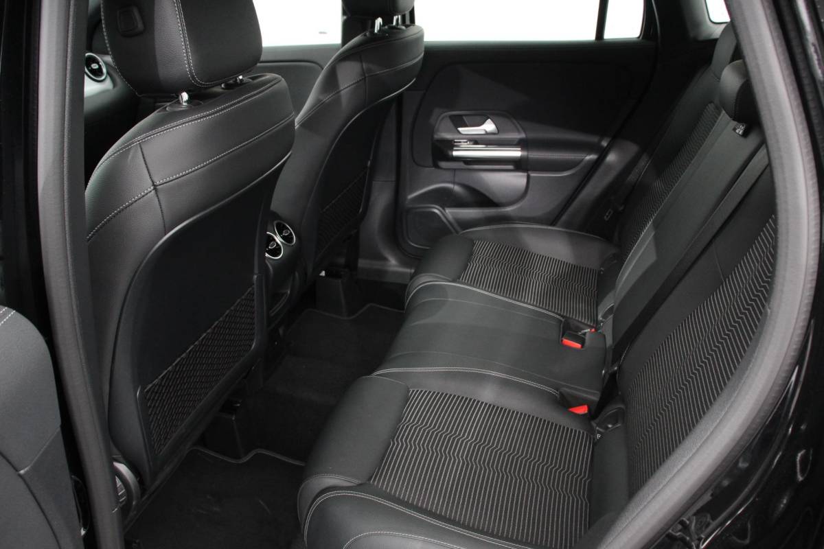 Mercedes-Benz GLA Mercedes-Benz GLA-klasse 200 163pk Automaat Progressive Navigatie Climate Control Camera Parkeer sensoren Stoelverwarming DAB Lichtmetalen velgen 18″ Electrisch bedienbare achterklep