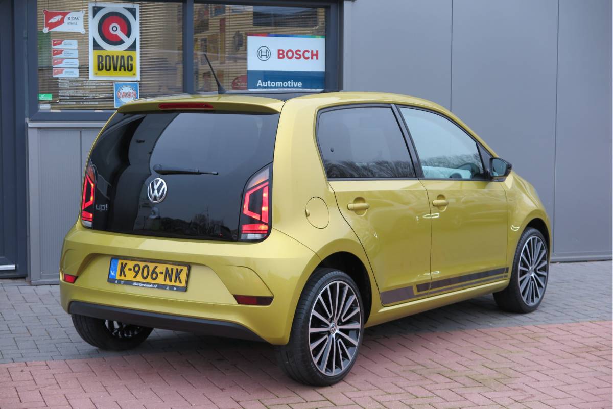 Volkswagen up! Volkswagen Up! 1.0 BMT 44kw 60pk move up! ,Bleutooth telefoon, Lichtmetalen velgen 17″, Led ,Navi via Maps & more , Cruisecontrol tegen €500,- meerprijs
