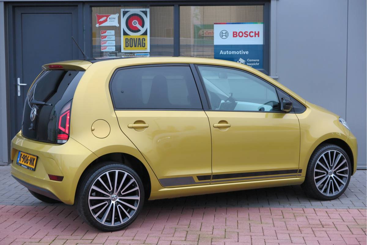 Volkswagen up! Volkswagen Up! 1.0 BMT 44kw 60pk move up! ,Bleutooth telefoon, Lichtmetalen velgen 17″, Led ,Navi via Maps & more , Cruisecontrol tegen €500,- meerprijs