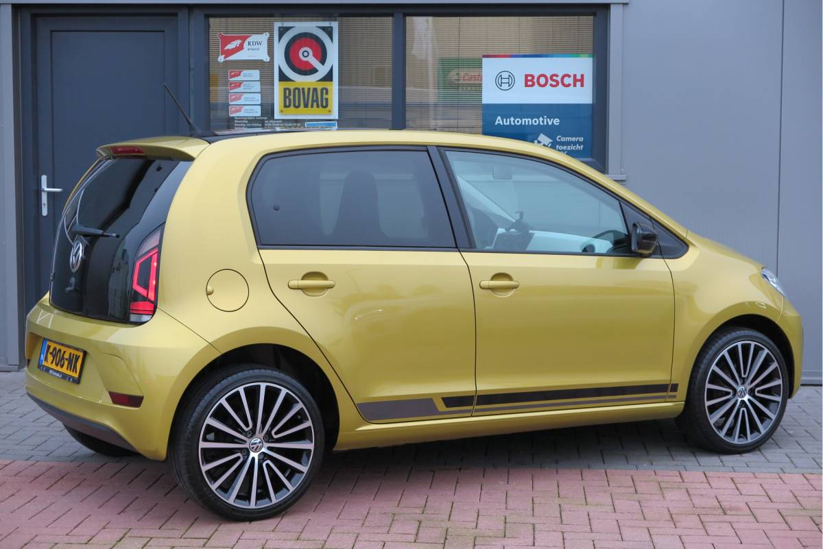 Volkswagen up! Volkswagen Up! 1.0 BMT 44kw 60pk move up! ,Bleutooth telefoon, Lichtmetalen velgen 17″, Led ,Navi via Maps & more , Cruisecontrol tegen €500,- meerprijs