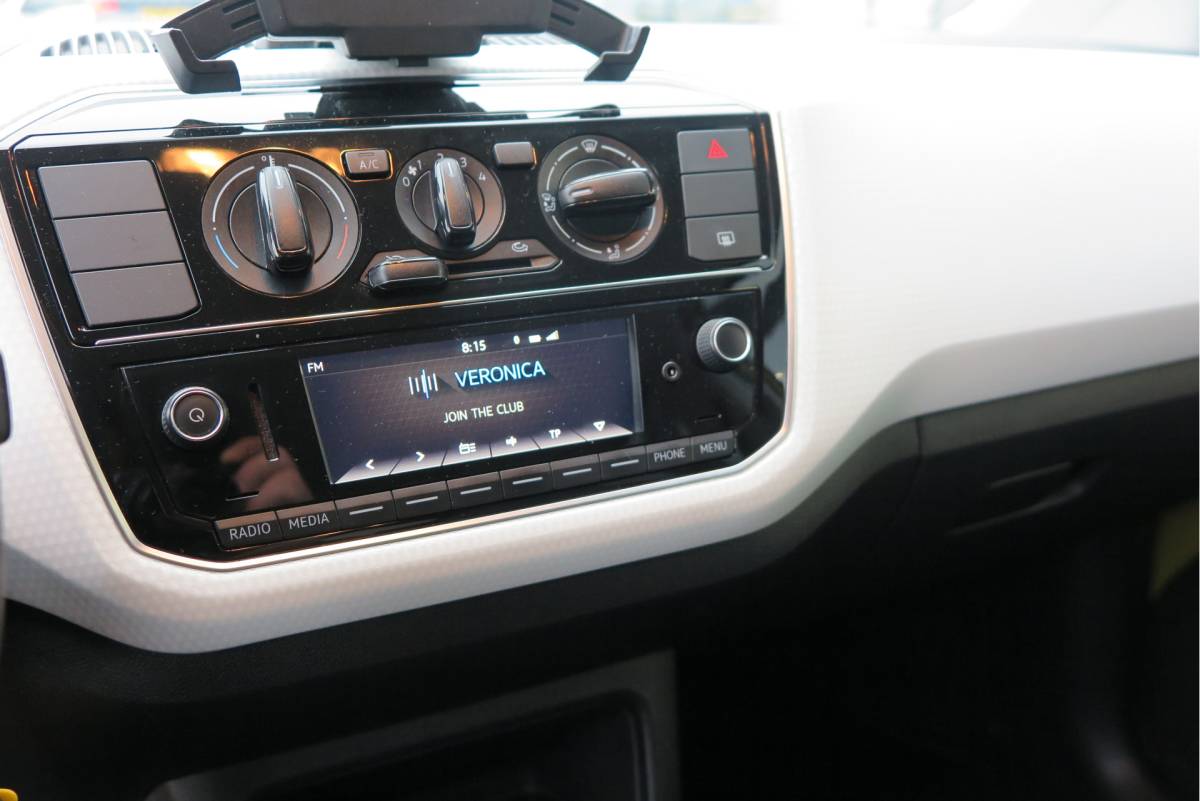 Volkswagen up! Volkswagen Up! 1.0 BMT 44kw 60pk move up! ,Bleutooth telefoon, Lichtmetalen velgen 17″, Led ,Navi via Maps & more , Cruisecontrol tegen €500,- meerprijs