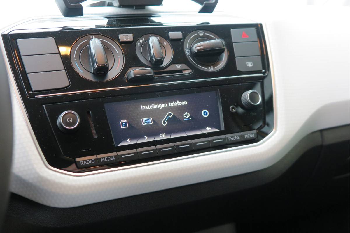Volkswagen up! Volkswagen Up! 1.0 BMT 44kw 60pk move up! ,Bleutooth telefoon, Lichtmetalen velgen 17″, Led ,Navi via Maps & more , Cruisecontrol tegen €500,- meerprijs