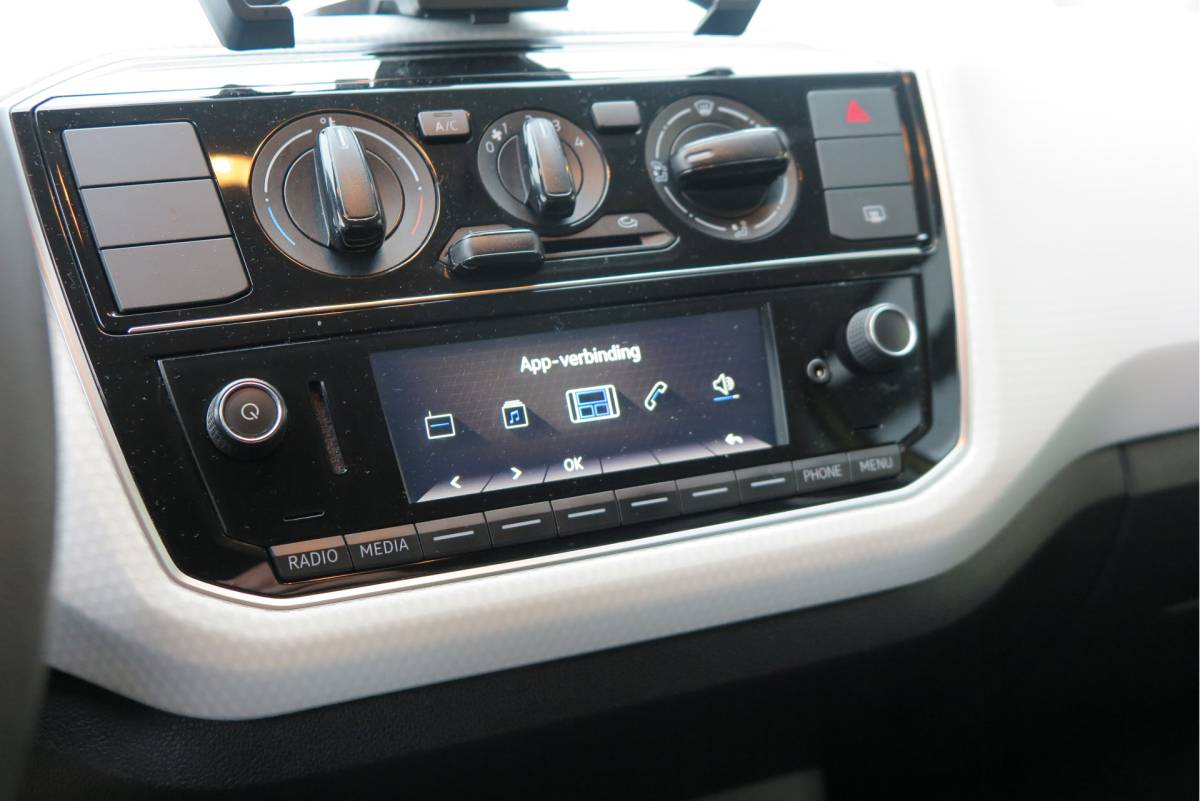 Volkswagen up! Volkswagen Up! 1.0 BMT 44kw 60pk move up! ,Bleutooth telefoon, Lichtmetalen velgen 17″, Led ,Navi via Maps & more , Cruisecontrol tegen €500,- meerprijs
