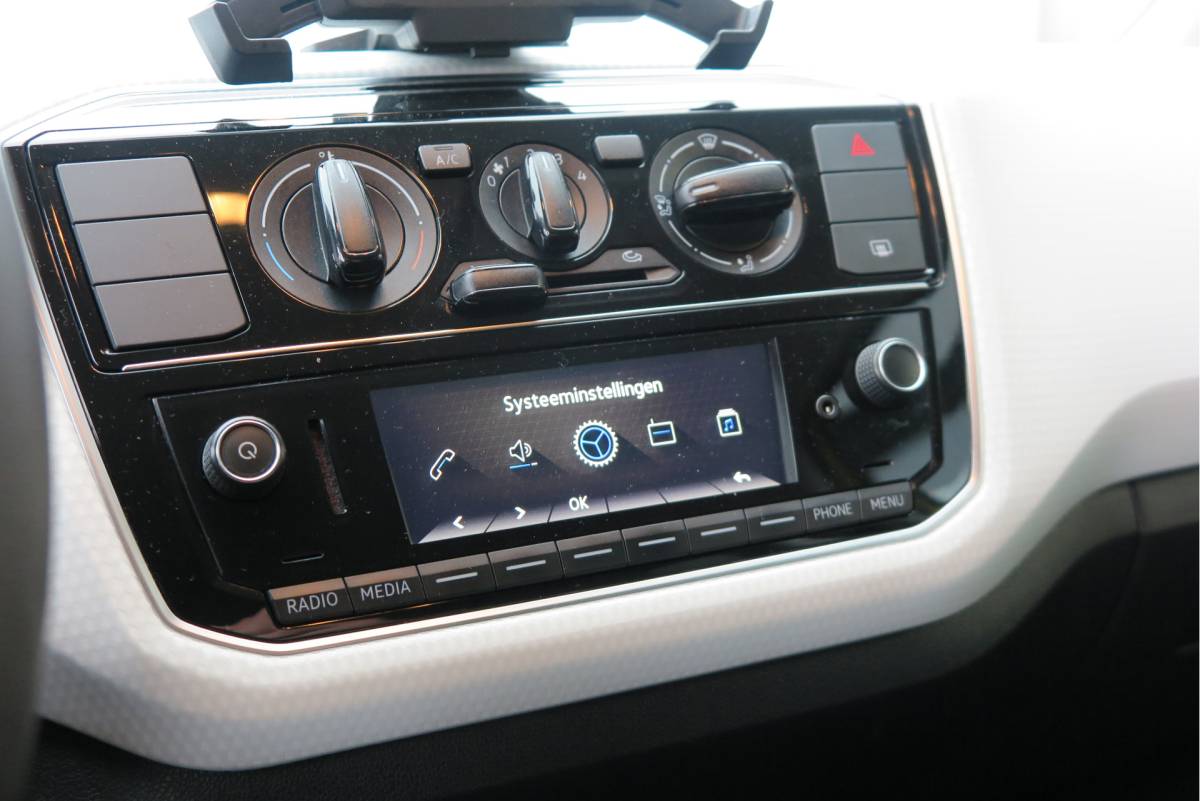 Volkswagen up! Volkswagen Up! 1.0 BMT 44kw 60pk move up! ,Bleutooth telefoon, Lichtmetalen velgen 17″, Led ,Navi via Maps & more , Cruisecontrol tegen €500,- meerprijs