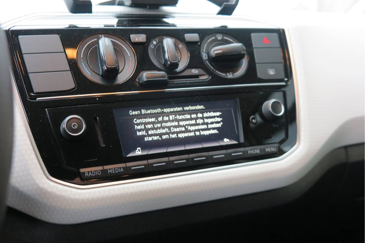 Volkswagen up! Volkswagen Up! 1.0 BMT 44kw 60pk move up! ,Bleutooth telefoon, Lichtmetalen velgen 17″, Led ,Navi via Maps & more , Cruisecontrol tegen €500,- meerprijs