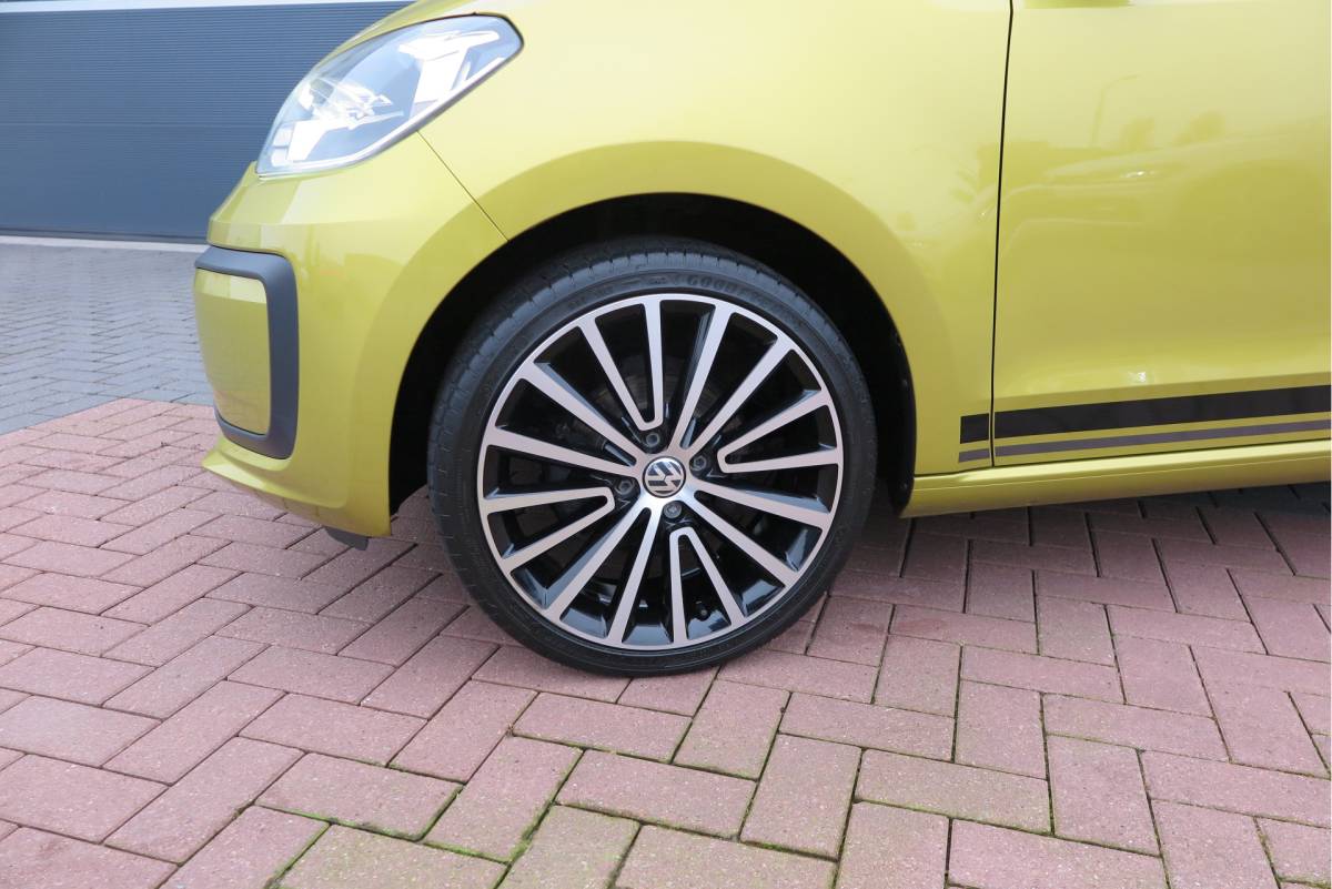 Volkswagen up! Volkswagen Up! 1.0 BMT 44kw 60pk move up! ,Bleutooth telefoon, Lichtmetalen velgen 17″, Led ,Navi via Maps & more , Cruisecontrol tegen €500,- meerprijs
