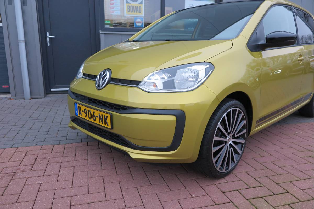 Volkswagen up! Volkswagen Up! 1.0 BMT 44kw 60pk move up! ,Bleutooth telefoon, Lichtmetalen velgen 17″, Led ,Navi via Maps & more , Cruisecontrol tegen €500,- meerprijs