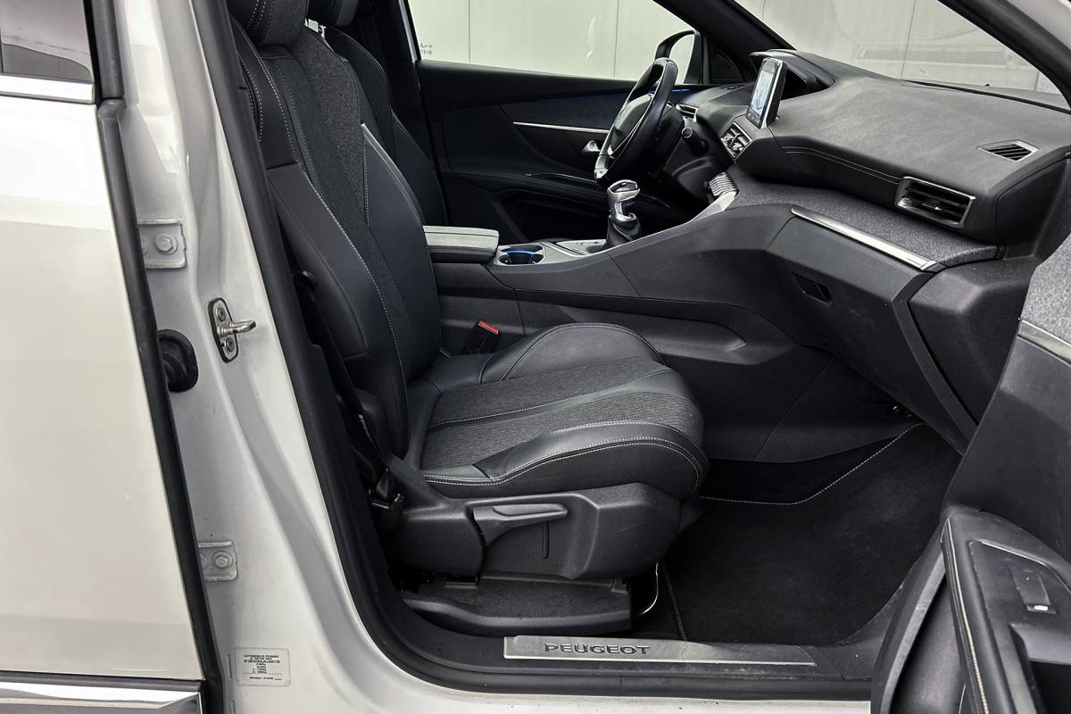 Peugeot 5008 Peugeot 5008 1.2 PureTech GT-Line | Half leder | Panoramadak | Adaptieve cruise control