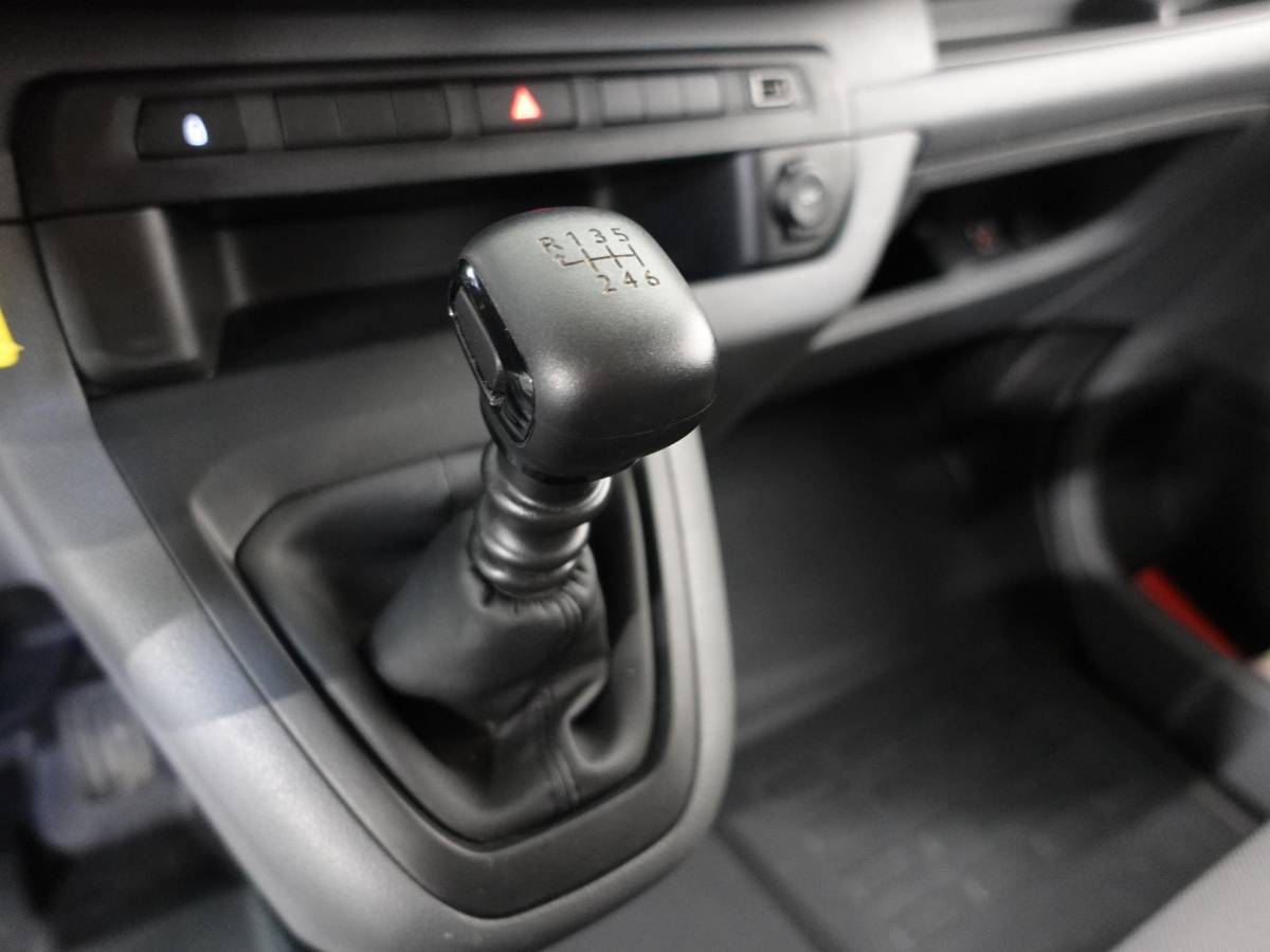 Toyota ProAce Toyota PROACE Shuttle 1.5 D-4D Navigator Long L3H1 9persoons PERSONENBUS Navigatie Parkeersensoren Carplay Cruise Control DAB