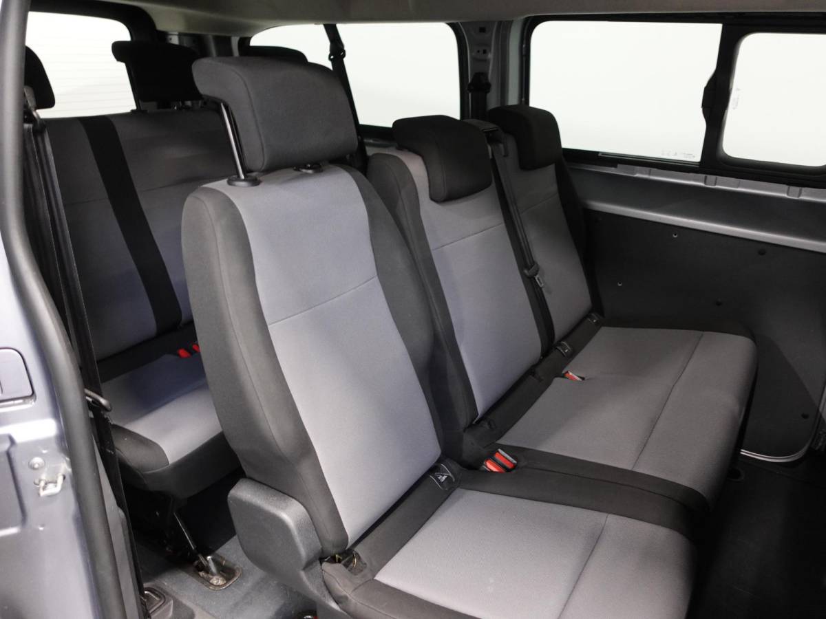 Toyota ProAce Toyota PROACE Shuttle 1.5 D-4D Navigator Long L3H1 9persoons PERSONENBUS Navigatie Parkeersensoren Carplay Cruise Control DAB