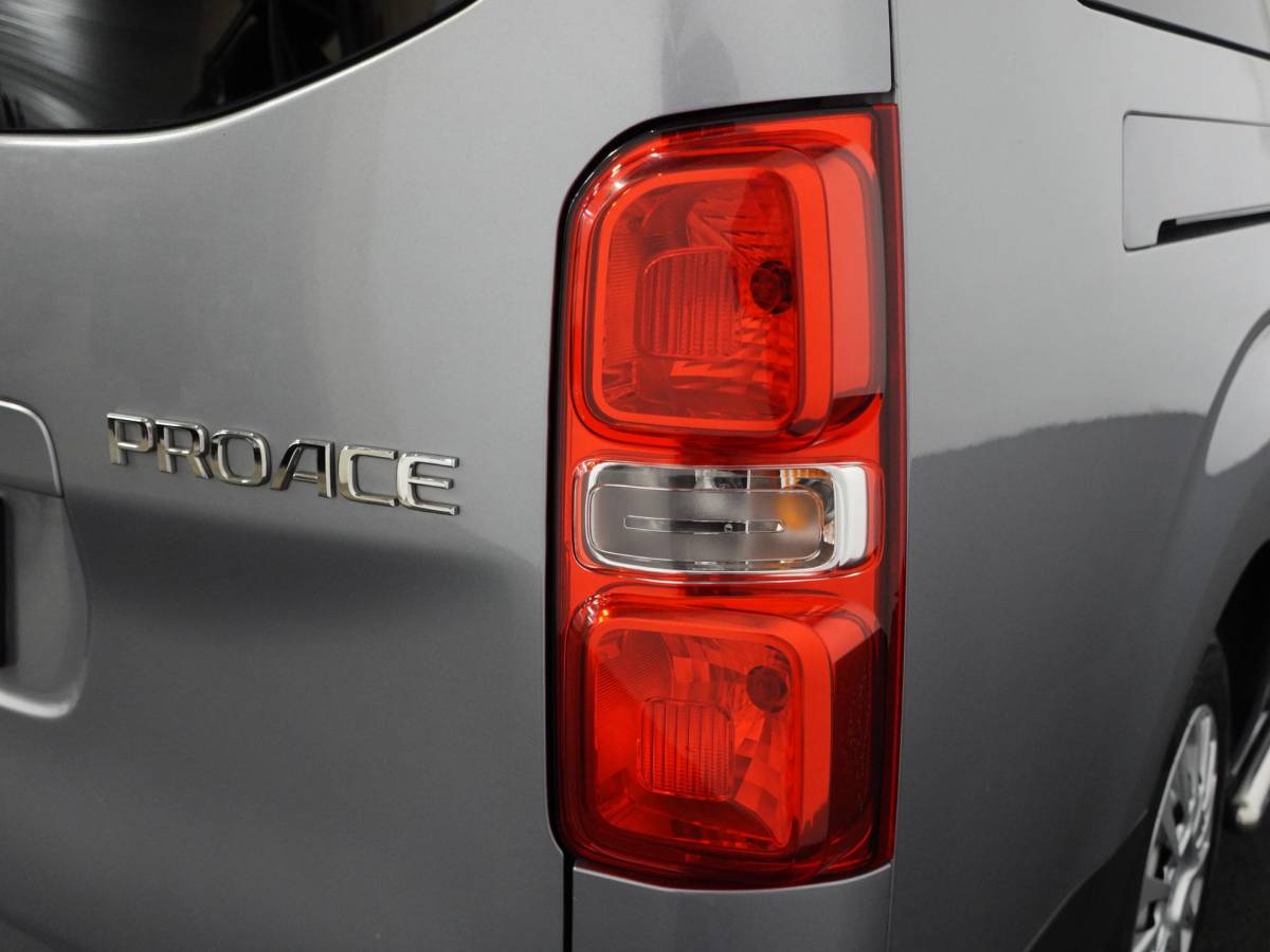 Toyota ProAce Toyota PROACE Shuttle 1.5 D-4D Navigator Long L3H1 9persoons PERSONENBUS Navigatie Parkeersensoren Carplay Cruise Control DAB