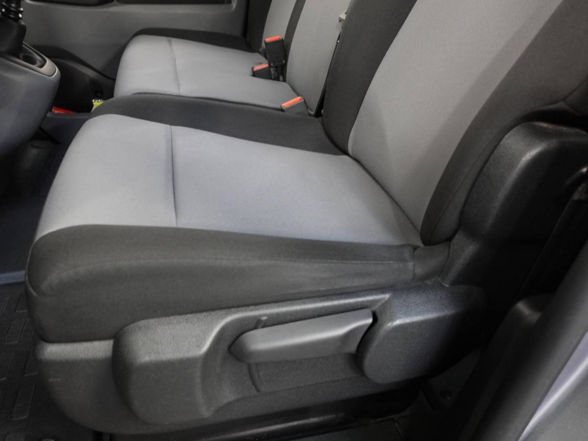 Toyota ProAce Toyota PROACE Shuttle 1.5 D-4D Navigator Long L3H1 9persoons PERSONENBUS Navigatie Parkeersensoren Carplay Cruise Control DAB