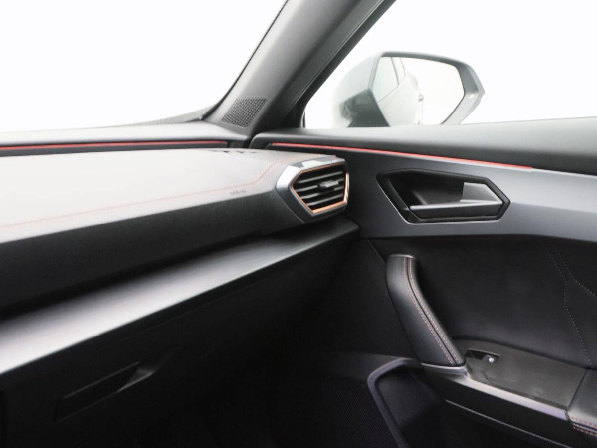 CUPRA Formentor CUPRA Formentor 1.4 e-Hybrid 204 Pk Essential | Stoel/Stuur Verwarming | Adaptive Cruise | Full LED | Navigatie | CarPlay | 19 Inch 89.657 Km !!