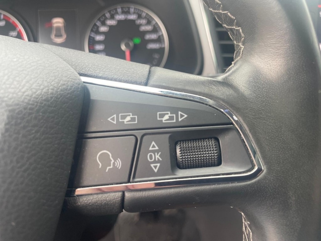SEAT Leon Seat Leon 1.0 ECO TSI STYLE Business Intense Automaat! Pano Cruise Clima Carplay Alcantara