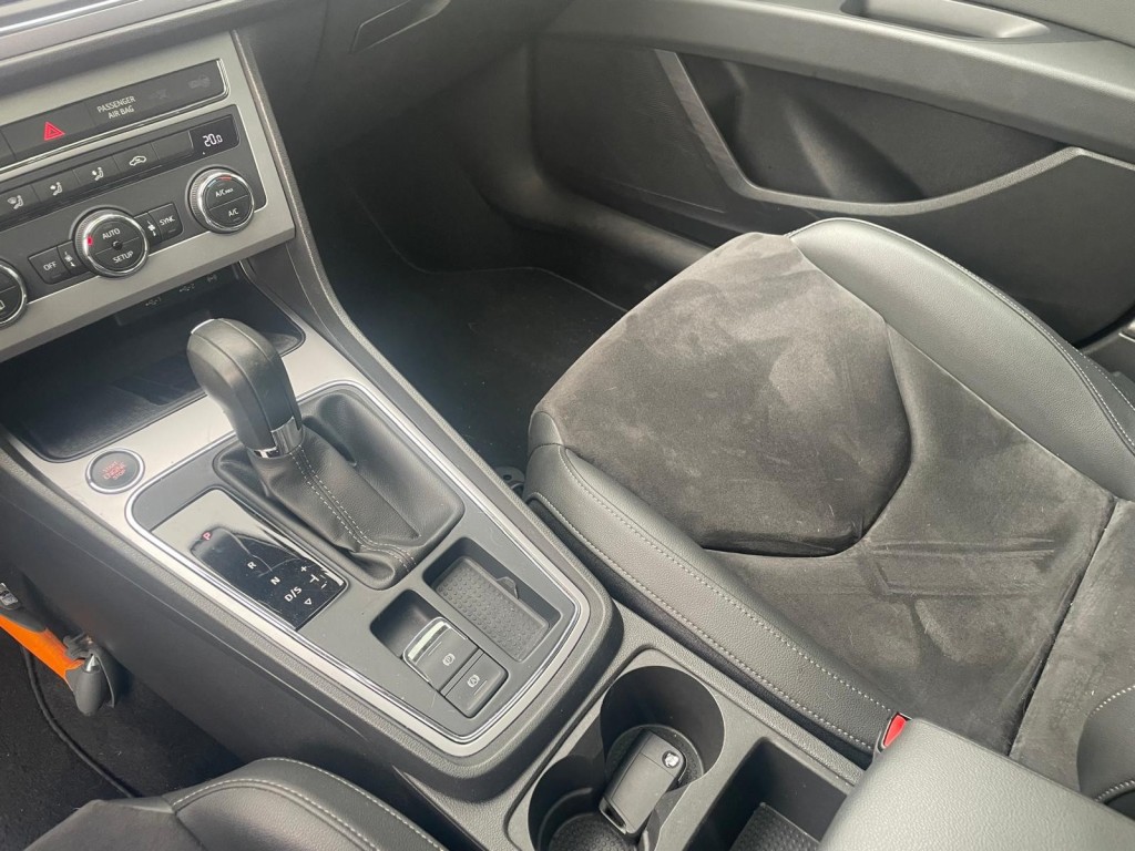 SEAT Leon Seat Leon 1.0 ECO TSI STYLE Business Intense Automaat! Pano Cruise Clima Carplay Alcantara