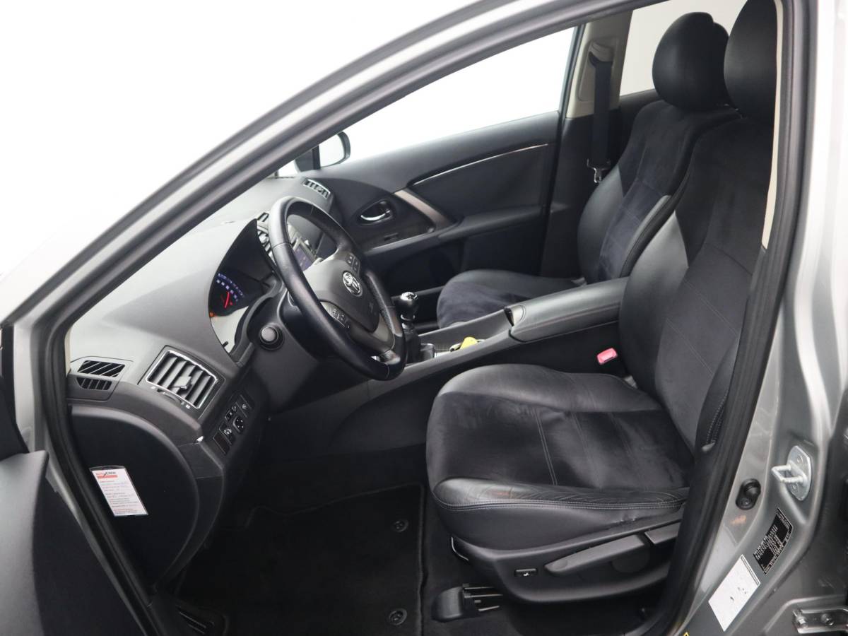 Toyota Avensis Toyota Avensis Wagon 2.0 D-4D Dynamic Business TREKHAAK / CAMERA / NAVI / CLIMA / BLUETOOTH / CRUISE