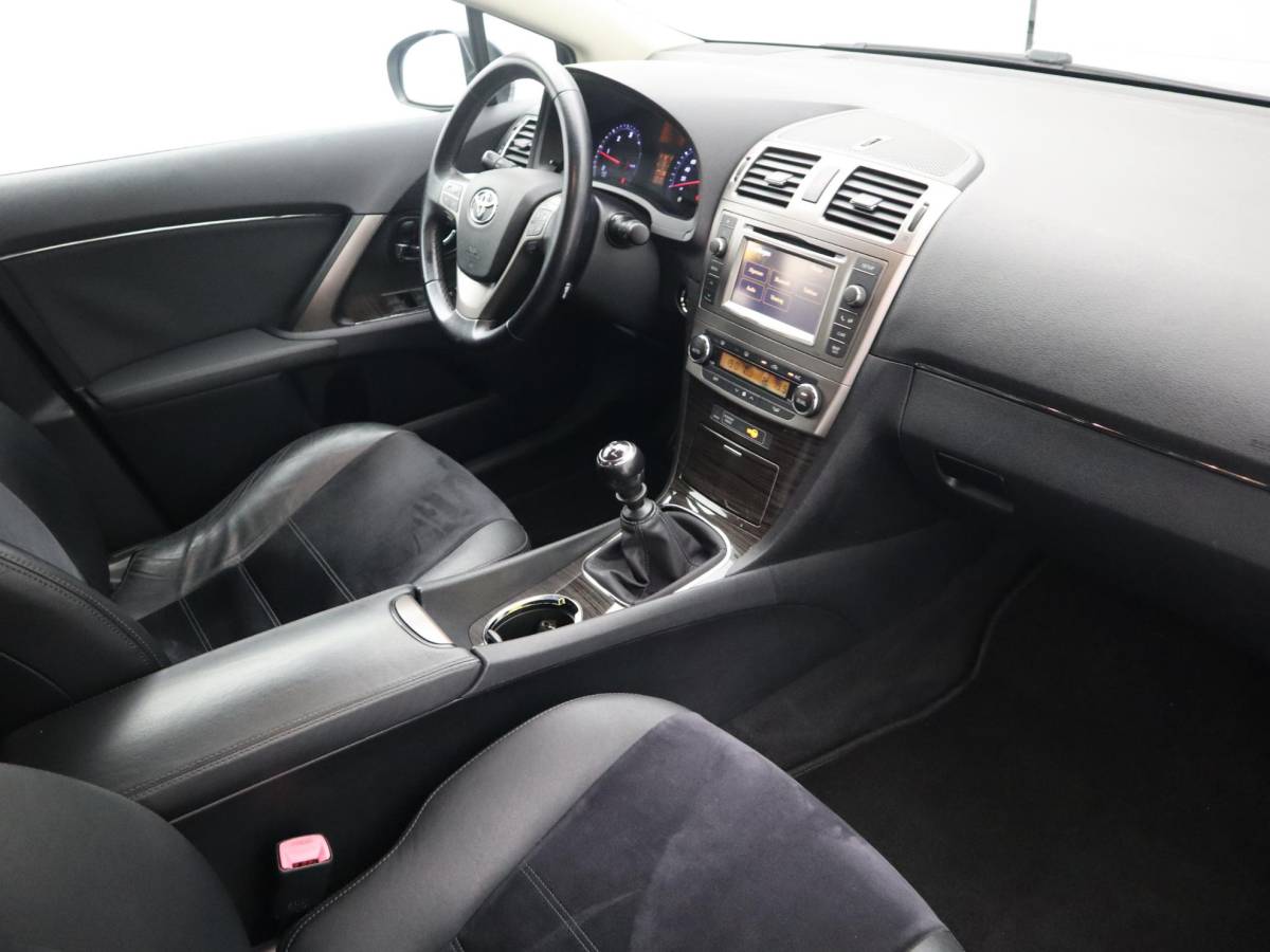 Toyota Avensis Toyota Avensis Wagon 2.0 D-4D Dynamic Business TREKHAAK / CAMERA / NAVI / CLIMA / BLUETOOTH / CRUISE