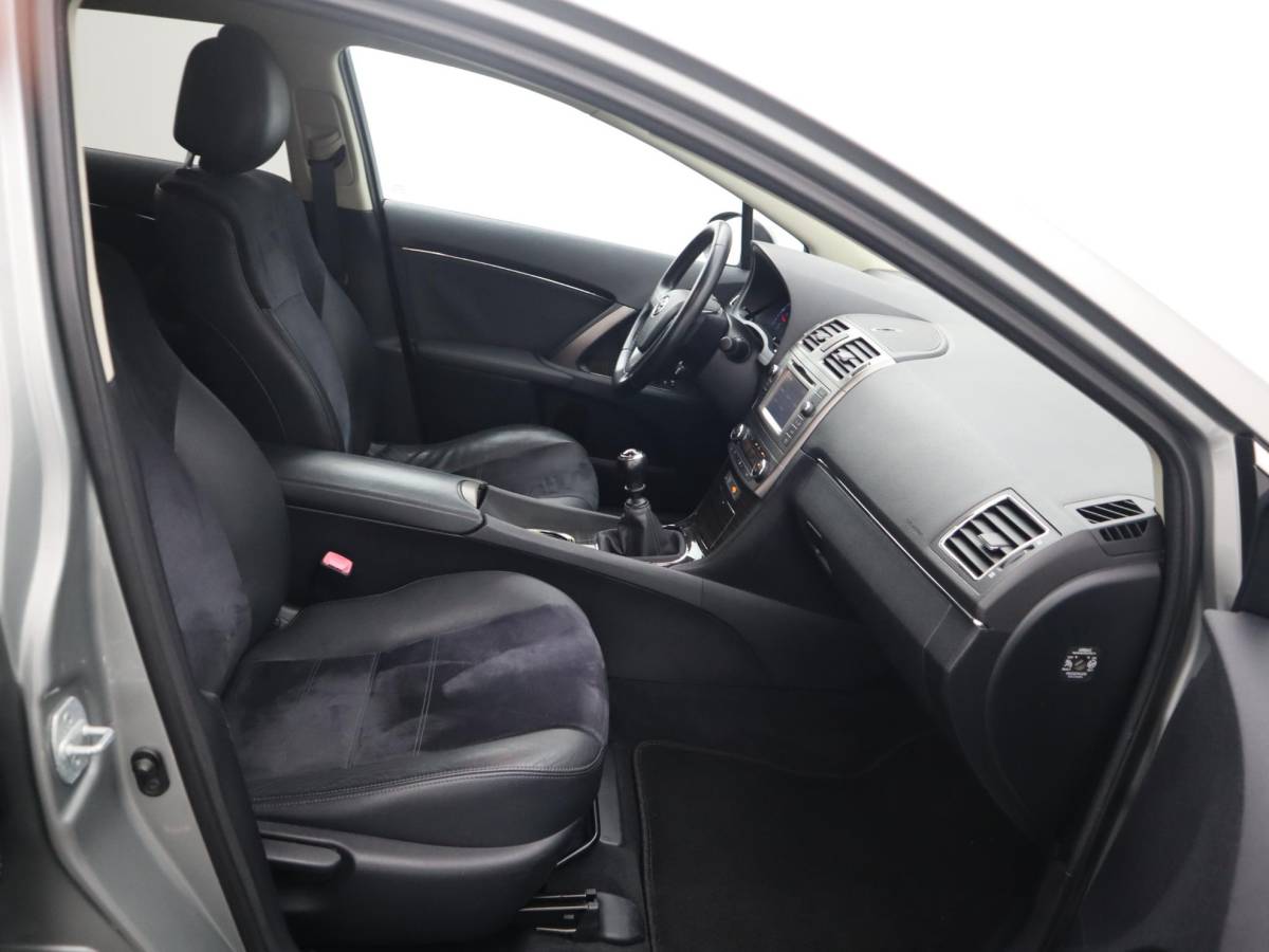 Toyota Avensis Toyota Avensis Wagon 2.0 D-4D Dynamic Business TREKHAAK / CAMERA / NAVI / CLIMA / BLUETOOTH / CRUISE