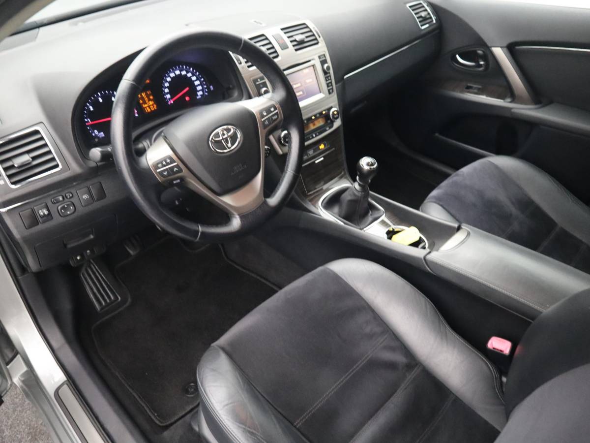 Toyota Avensis Toyota Avensis Wagon 2.0 D-4D Dynamic Business TREKHAAK / CAMERA / NAVI / CLIMA / BLUETOOTH / CRUISE