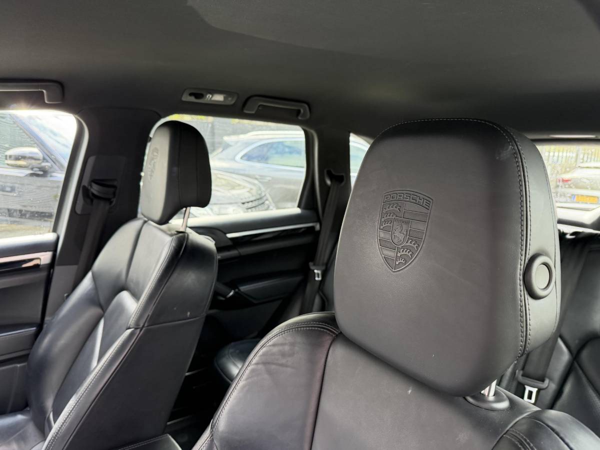 Porsche Cayenne Porsche Cayenne 3.0 S E-Hybrid Sport Chrono | Camera | Luchtvering | Stoelverwarming | Navigatie | Privacy Glass |