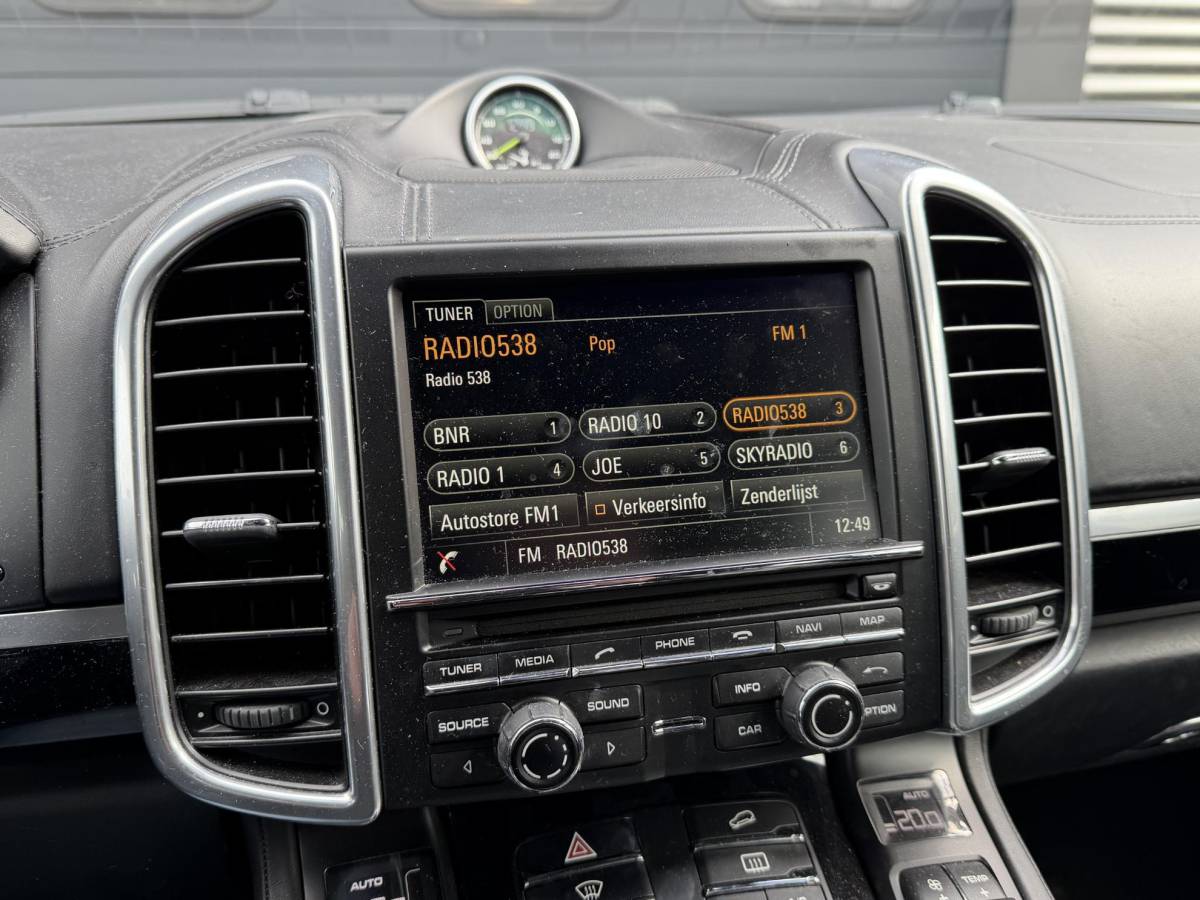 Porsche Cayenne Porsche Cayenne 3.0 S E-Hybrid Sport Chrono | Camera | Luchtvering | Stoelverwarming | Navigatie | Privacy Glass |