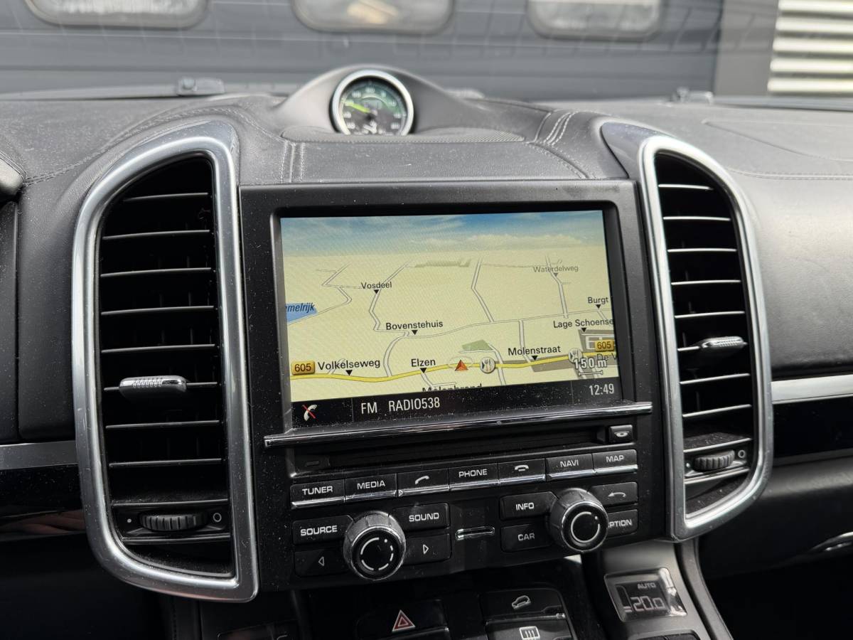 Porsche Cayenne Porsche Cayenne 3.0 S E-Hybrid Sport Chrono | Camera | Luchtvering | Stoelverwarming | Navigatie | Privacy Glass |