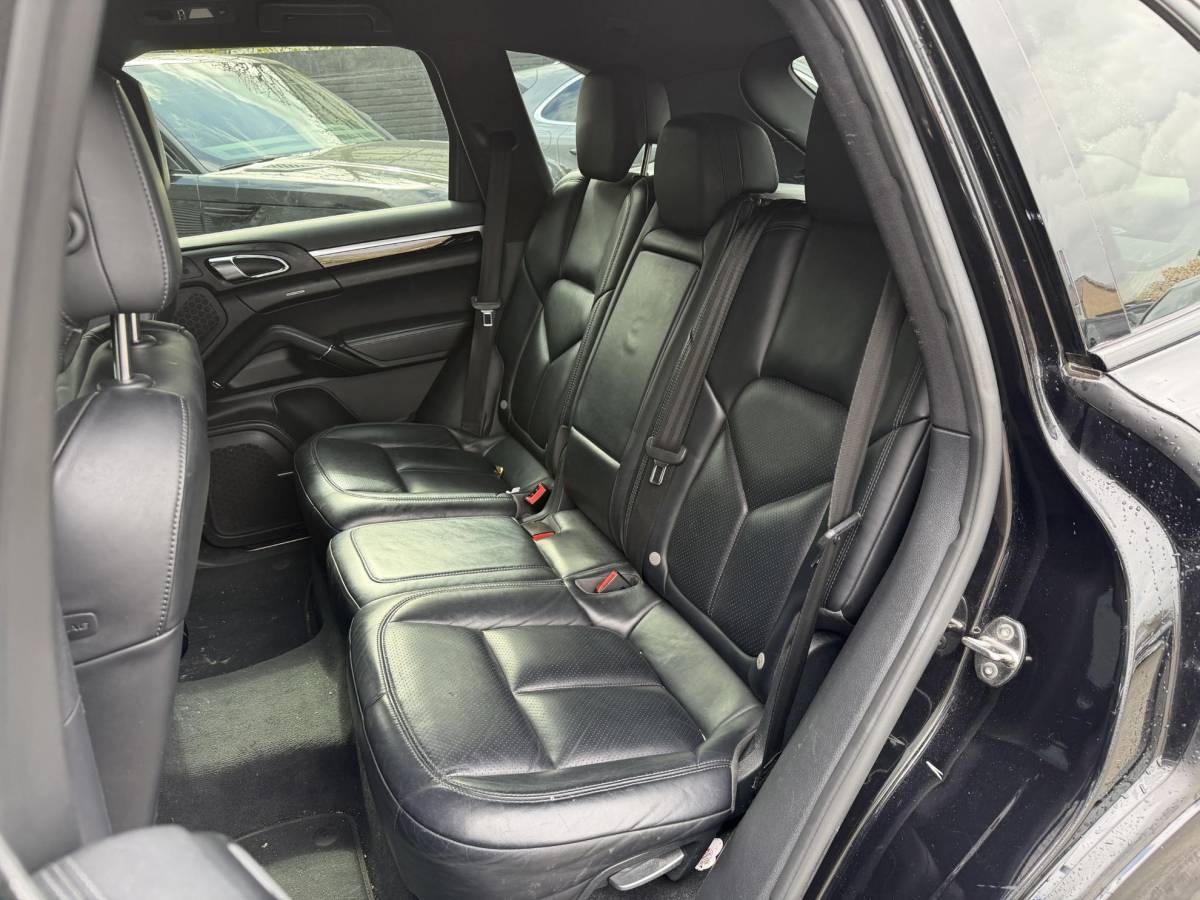 Porsche Cayenne Porsche Cayenne 3.0 S E-Hybrid Sport Chrono | Camera | Luchtvering | Stoelverwarming | Navigatie | Privacy Glass |