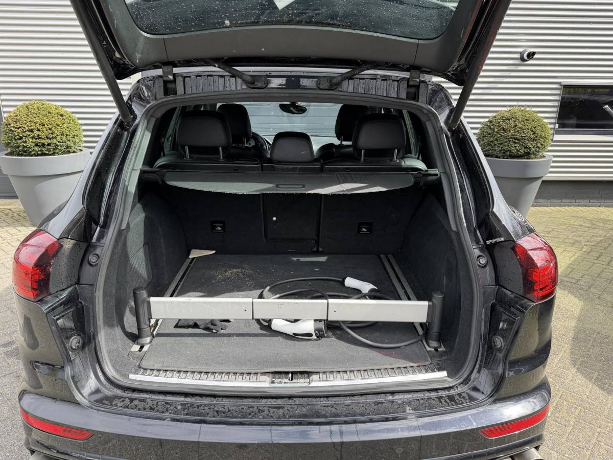 Porsche Cayenne Porsche Cayenne 3.0 S E-Hybrid Sport Chrono | Camera | Luchtvering | Stoelverwarming | Navigatie | Privacy Glass |
