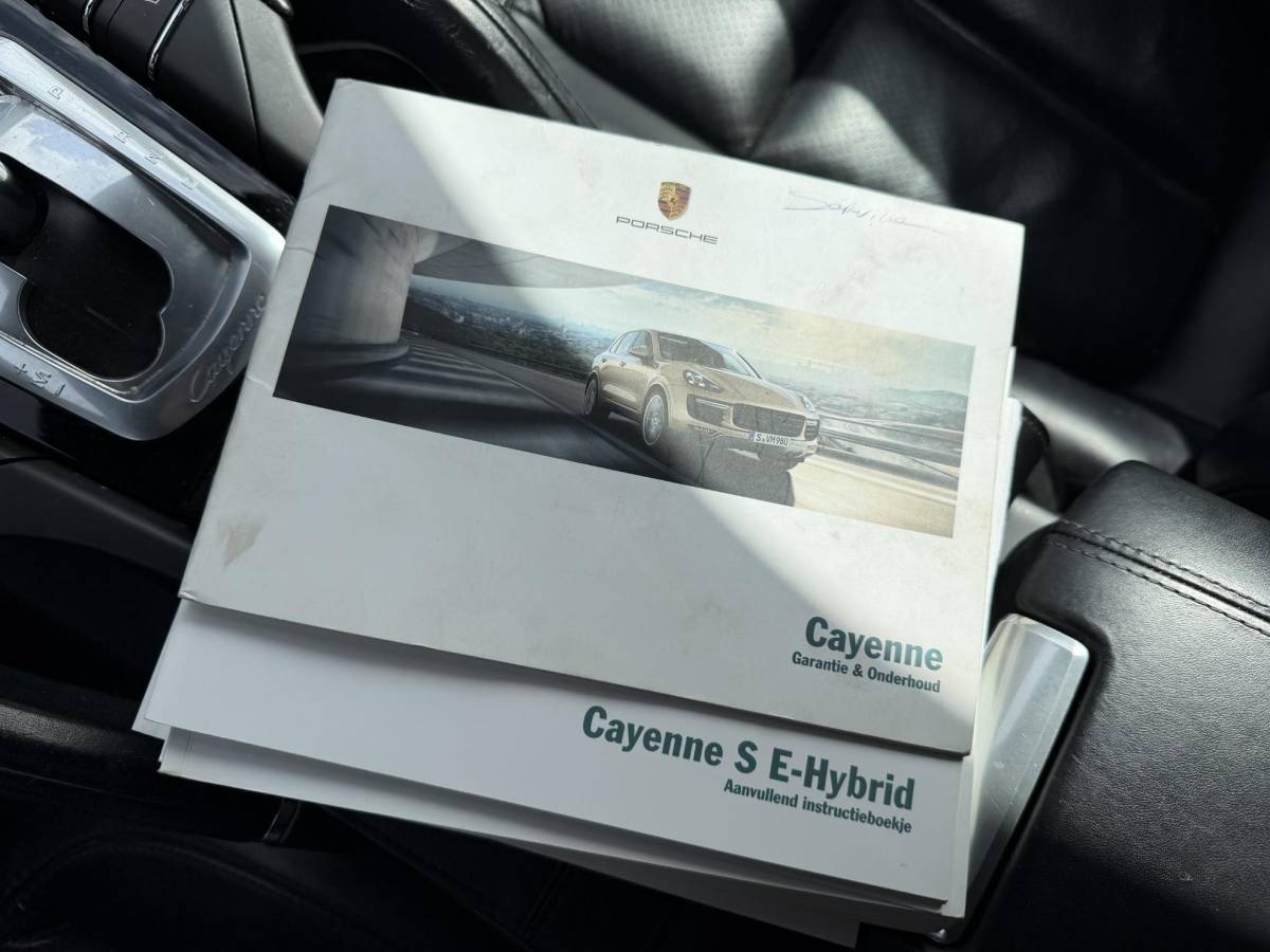 Porsche Cayenne Porsche Cayenne 3.0 S E-Hybrid Sport Chrono | Camera | Luchtvering | Stoelverwarming | Navigatie | Privacy Glass |