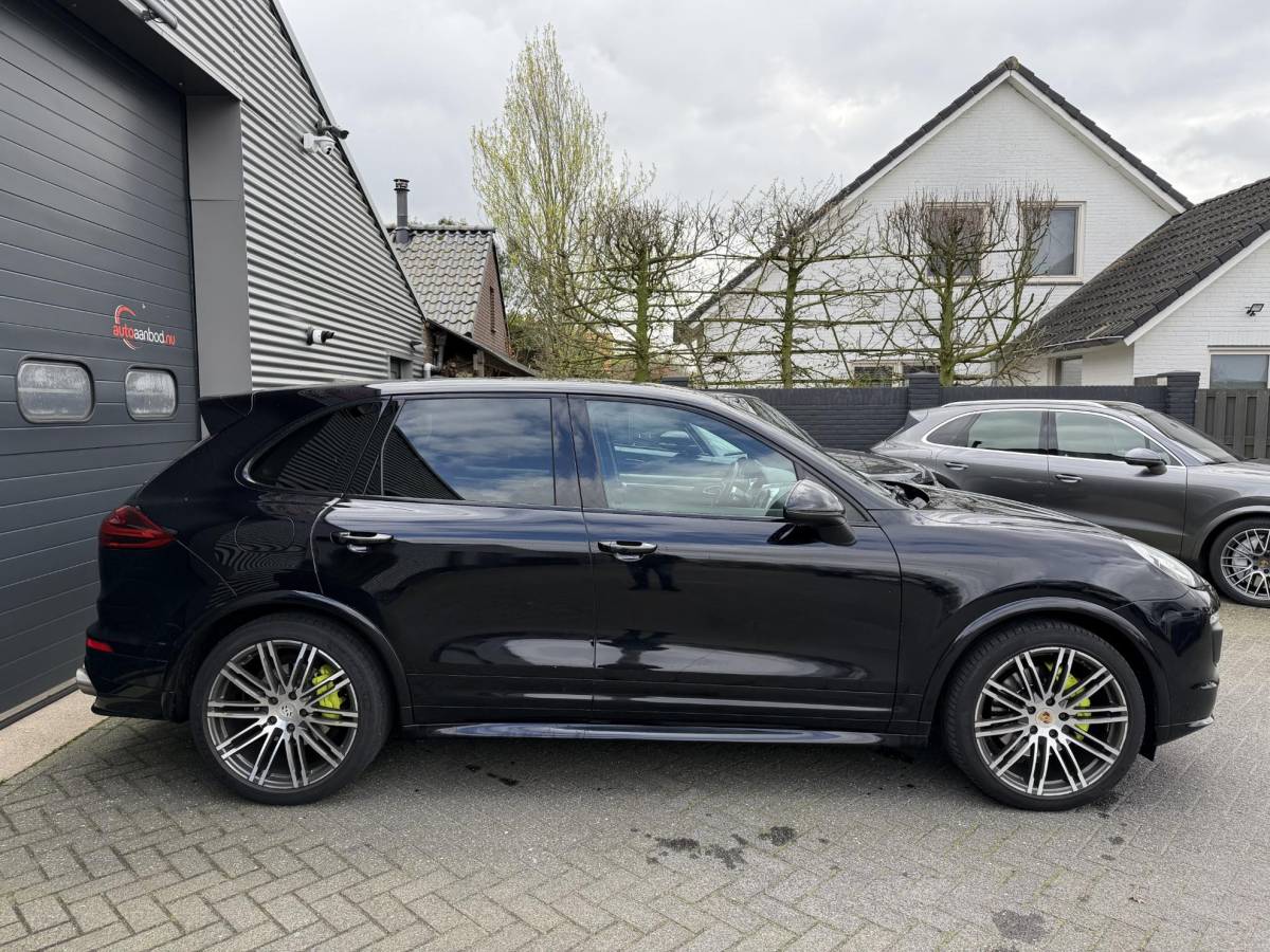 Porsche Cayenne Porsche Cayenne 3.0 S E-Hybrid Sport Chrono | Camera | Luchtvering | Stoelverwarming | Navigatie | Privacy Glass |