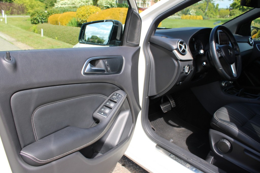 Mercedes-Benz B-Klasse Mercedes-benz B-klasse B180 122pk Ambition automaat ECC/navi/PDC/pano-schuifdak