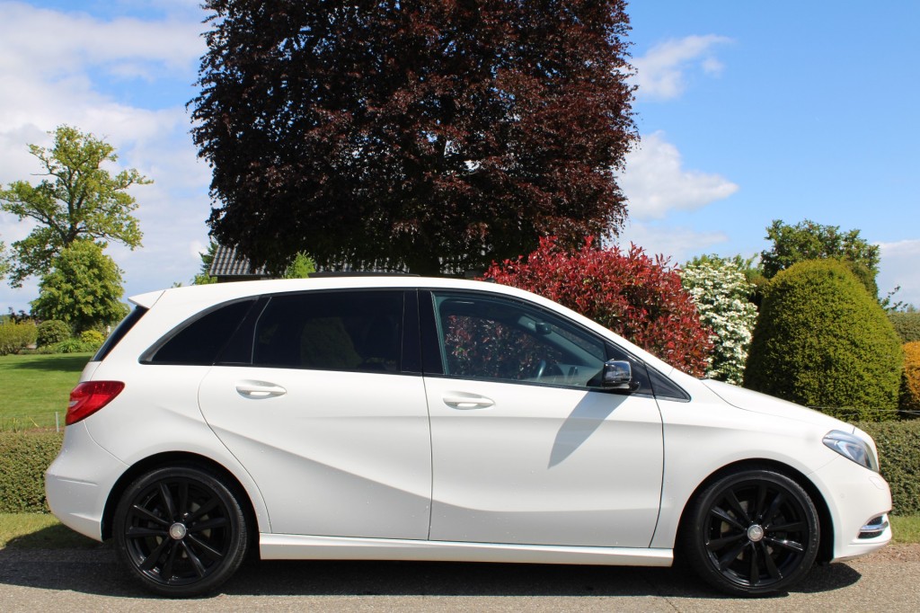 Mercedes-Benz B-Klasse Mercedes-benz B-klasse B180 122pk Ambition automaat ECC/navi/PDC/pano-schuifdak
