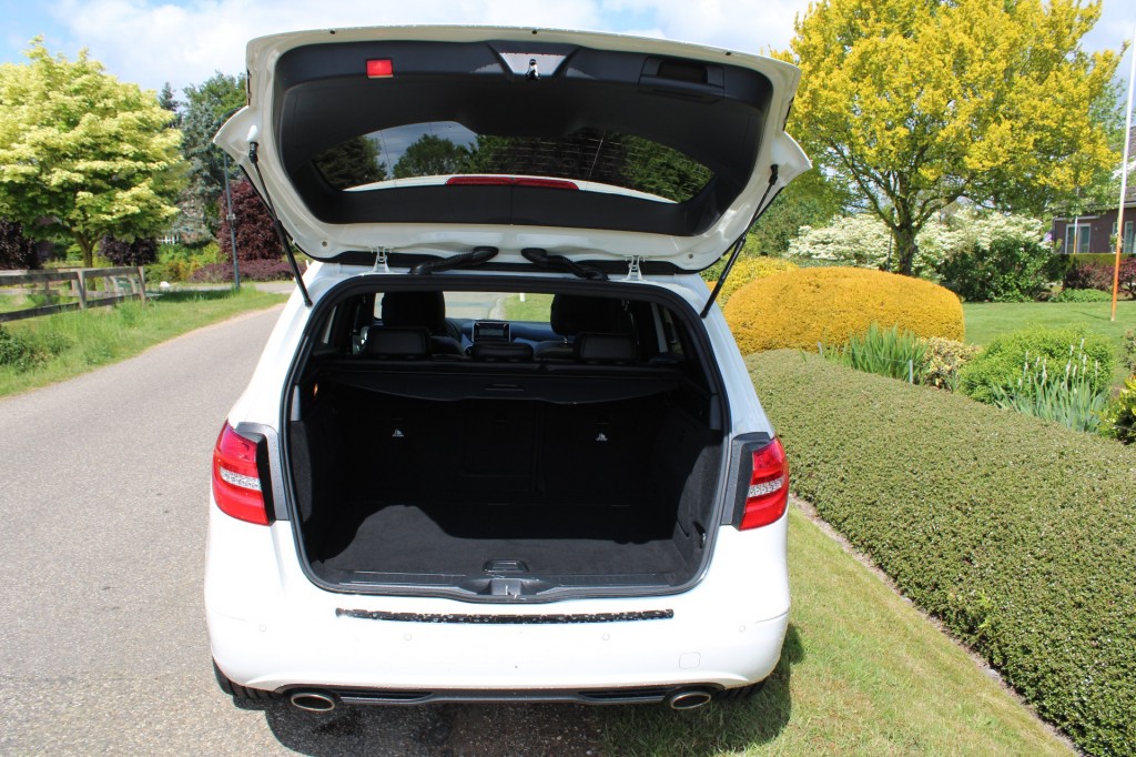 Mercedes-Benz B-Klasse Mercedes-benz B-klasse B180 122pk Ambition automaat ECC/navi/PDC/pano-schuifdak