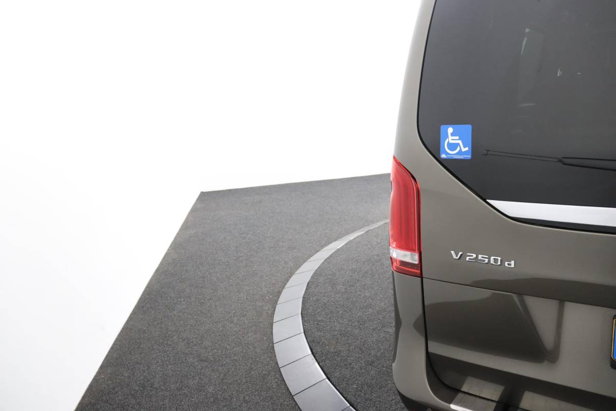 Mercedes-Benz V-Klasse Mercedes-Benz V-klasse 250d Lang DC Avantgarde | NAP | Rolstoelbus | 5+1 zitplaatsen | Luxe | Leder | ACC | 360° camera | Elekt. schuifdeuren | Burmester