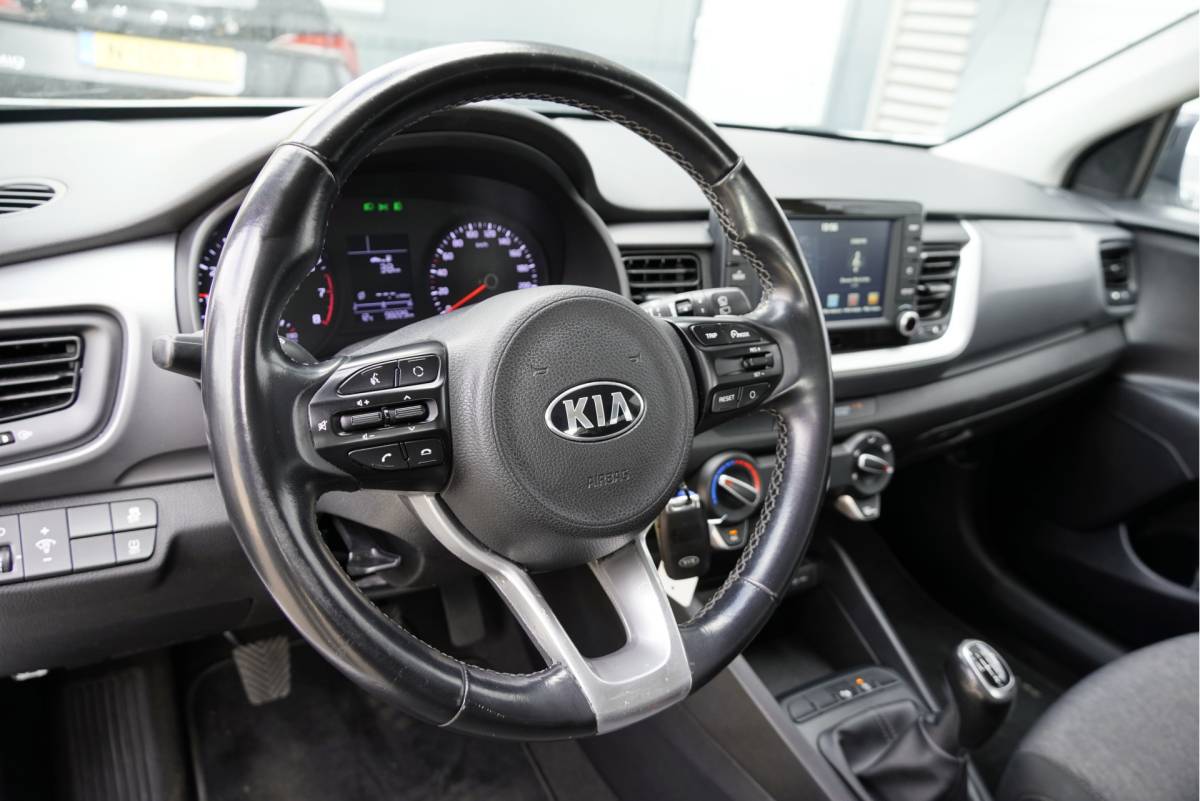 Kia Stonic Kia Stonic 1.0 T-GDi DynamicLine BJ2019 Lmv 17″ | Led | Pdc | Achteruitrijcamera | Apple carplay | Navi | Airco | Cruise control | Getint glas | Zwart dak