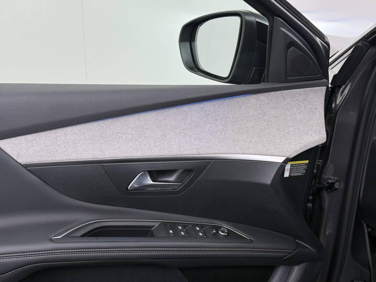 Peugeot 3008 Peugeot 3008 1.6 HYbrid4 300 GT RIJKLAARPRIJS INC. 12MND BOVAG GARANTIE | PANORAMADAK| ADAPTIVE CRUISE CONTROL| STANDKACHEL| CAMERA VOOR + ACHTER|