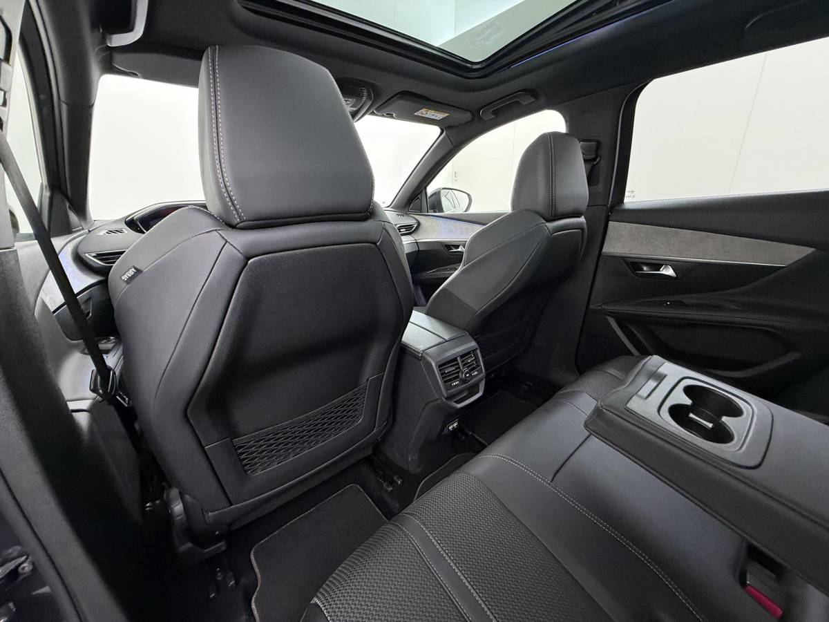 Peugeot 3008 Peugeot 3008 1.6 HYbrid4 300 GT RIJKLAARPRIJS INC. 12MND BOVAG GARANTIE | PANORAMADAK| ADAPTIVE CRUISE CONTROL| STANDKACHEL| CAMERA VOOR + ACHTER|
