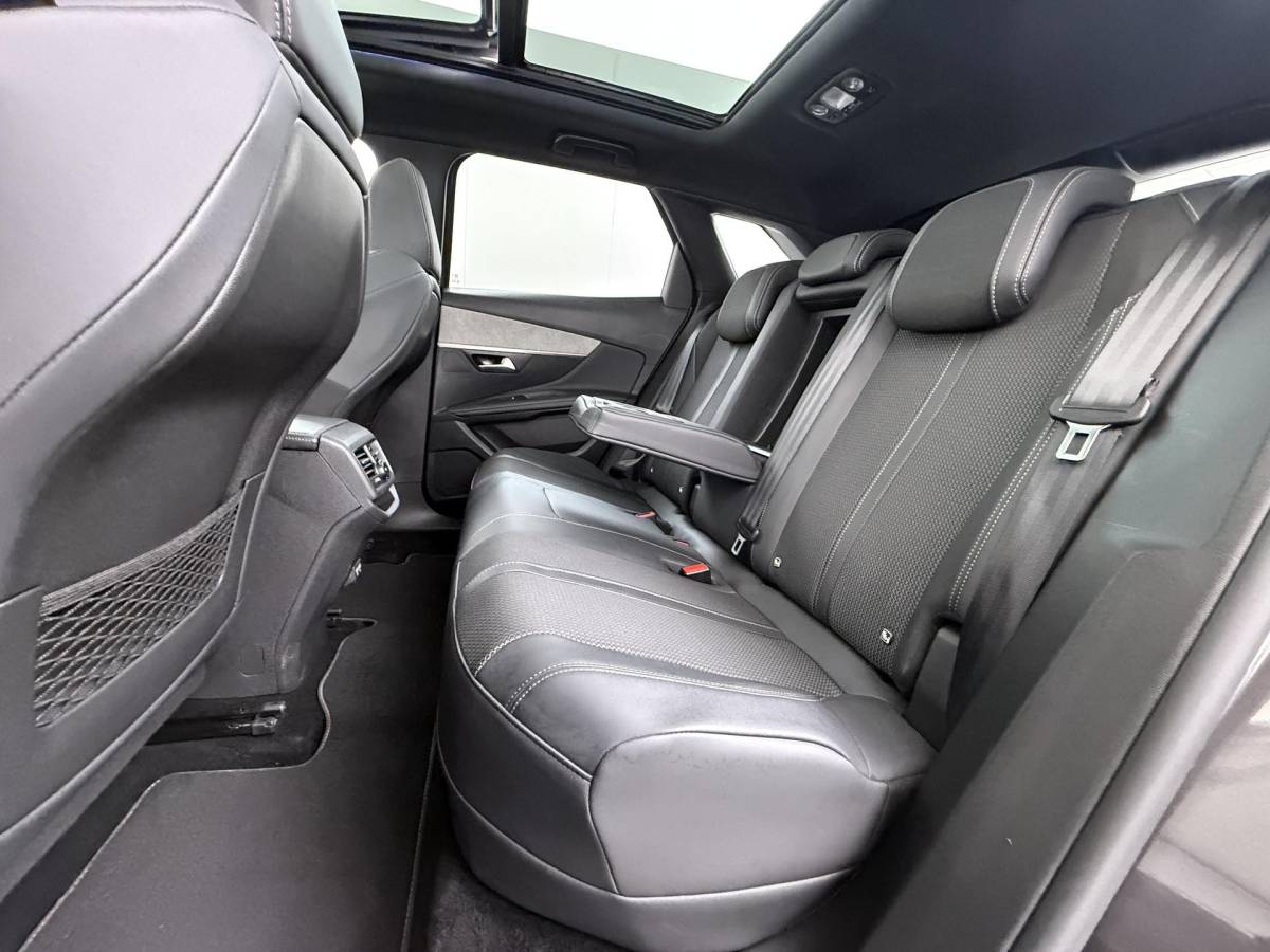 Peugeot 3008 Peugeot 3008 1.6 HYbrid4 300 GT RIJKLAARPRIJS INC. 12MND BOVAG GARANTIE | PANORAMADAK| ADAPTIVE CRUISE CONTROL| STANDKACHEL| CAMERA VOOR + ACHTER|