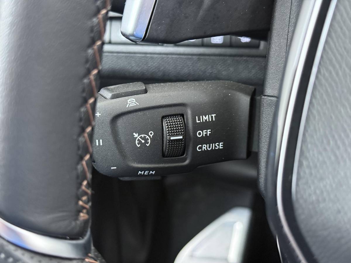 Peugeot 3008 Peugeot 3008 1.6 HYbrid4 300 GT RIJKLAARPRIJS INC. 12MND BOVAG GARANTIE | PANORAMADAK| ADAPTIVE CRUISE CONTROL| STANDKACHEL| CAMERA VOOR + ACHTER|